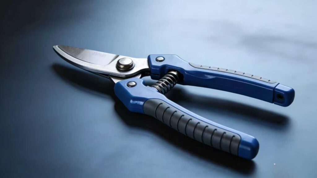 Telescopic gardening shears, ideal for balcony and small space gardening, compact and easy to store