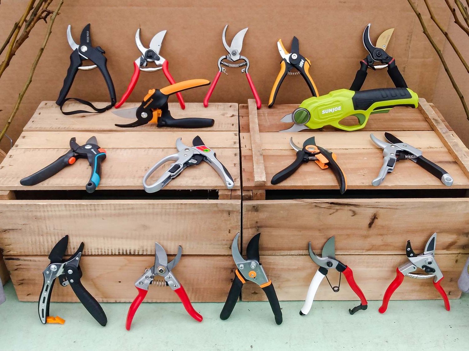 pruning shears size and weight comparison for seniors ergonomic vs standard pruners